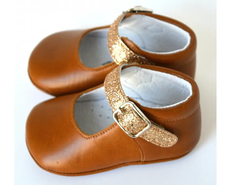Chaussons bébé SOUPLES antidérapants fille à boucle Mini-Alice - cuir CAMEL et paillettes or