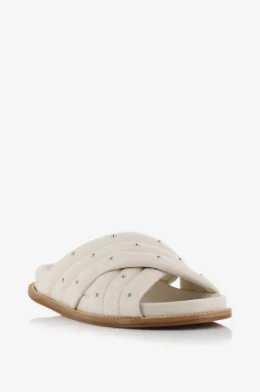 Mules plates en cuir lisse matelassé orné de clous