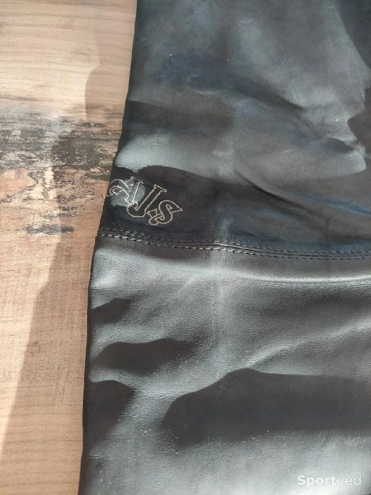Pantalon moto neuf Ajouté le : 21/12/2023